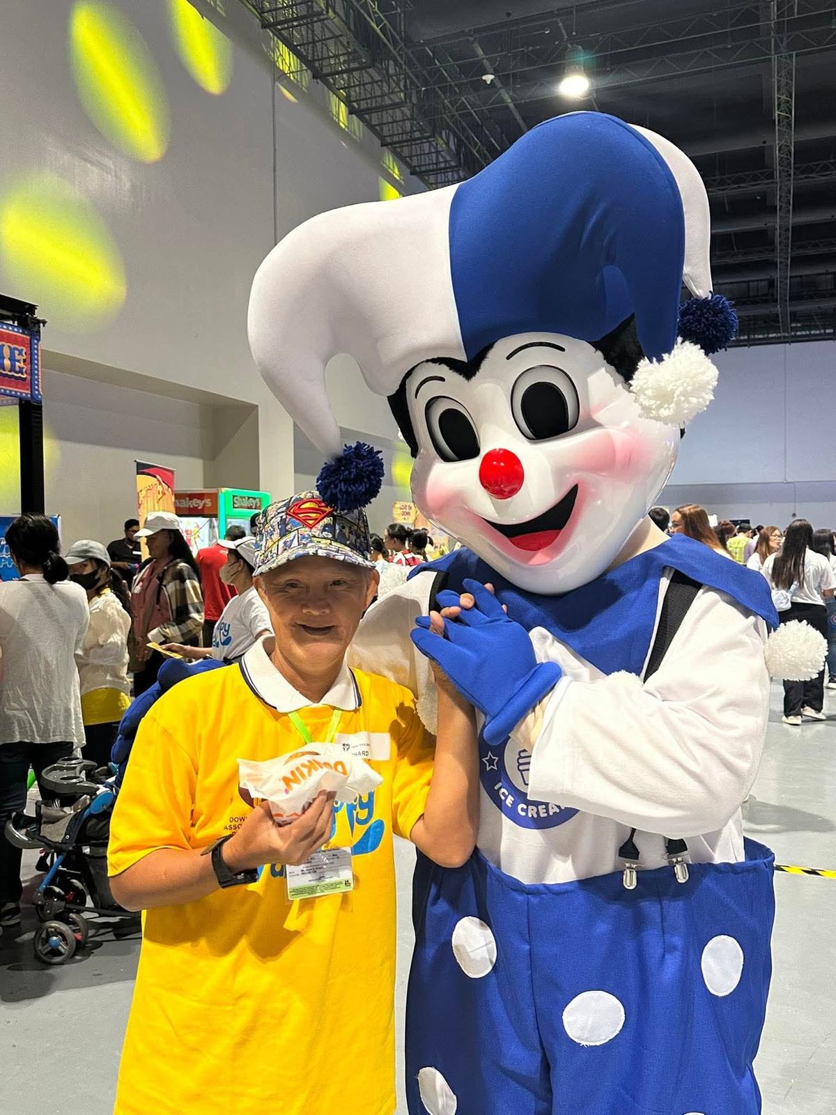 A guest posing with the Miguelitos mascot