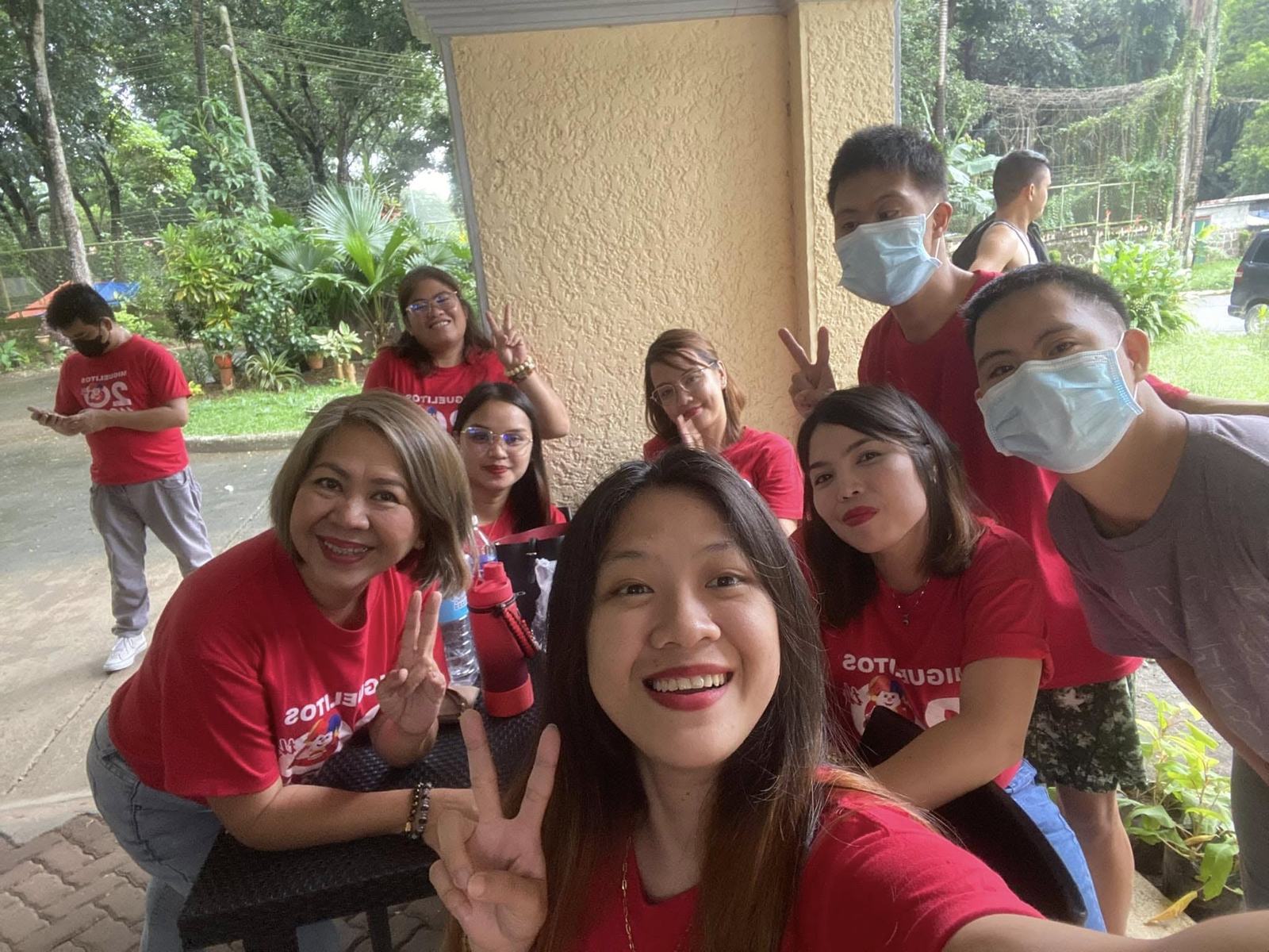 Miguelitos Cares volunteers taking a selfie at an outreach