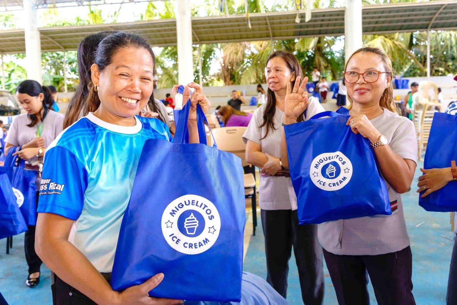 Women holding Miguelitos tote bags